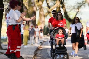 Μικροί δρομείς, οικογένειες, μωρά και ΑμεΑ γέμισαν με χαμόγελα το Ioannina Lake Run