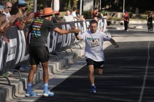 Μικροί δρομείς, οικογένειες, μωρά και ΑμεΑ γέμισαν με χαμόγελα το Ioannina Lake Run