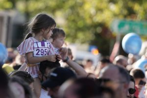 Μικροί δρομείς, οικογένειες, μωρά και ΑμεΑ γέμισαν με χαμόγελα το Ioannina Lake Run