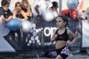 Μικροί δρομείς, οικογένειες, μωρά και ΑμεΑ γέμισαν με χαμόγελα το Ioannina Lake Run