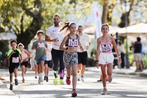 Μικροί δρομείς, οικογένειες, μωρά και ΑμεΑ γέμισαν με χαμόγελα το Ioannina Lake Run